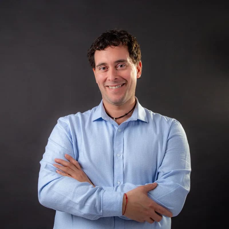 Facundo Morales en una fotografía profesional